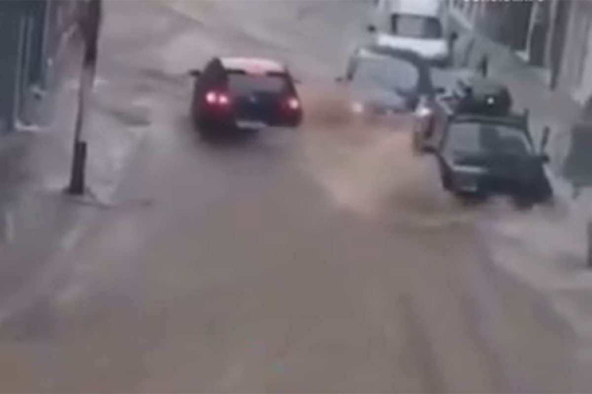 Nesvakidašnje scene iz Grčke: Poplavljene ulice, više od 400 udara groma (VIDEO)
