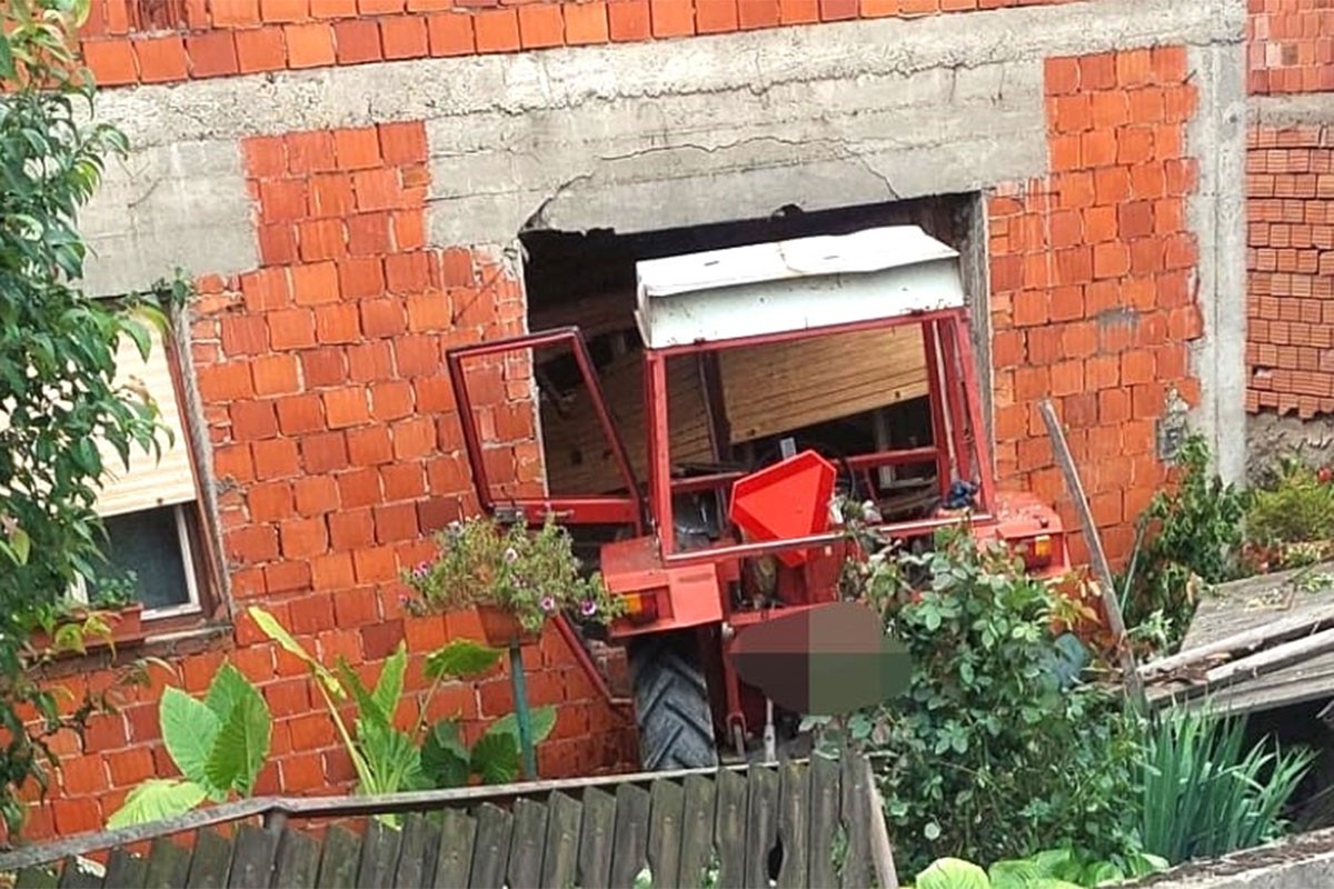 Traktorom uletio u sobu (FOTO)