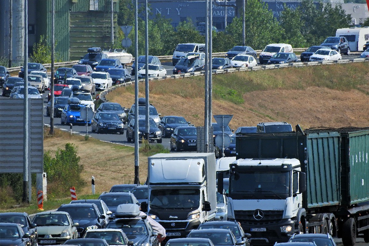 Udes na auto-putu u Hrvatskoj: Prevrnuo se vojni džip, kilometarska kolona vozila