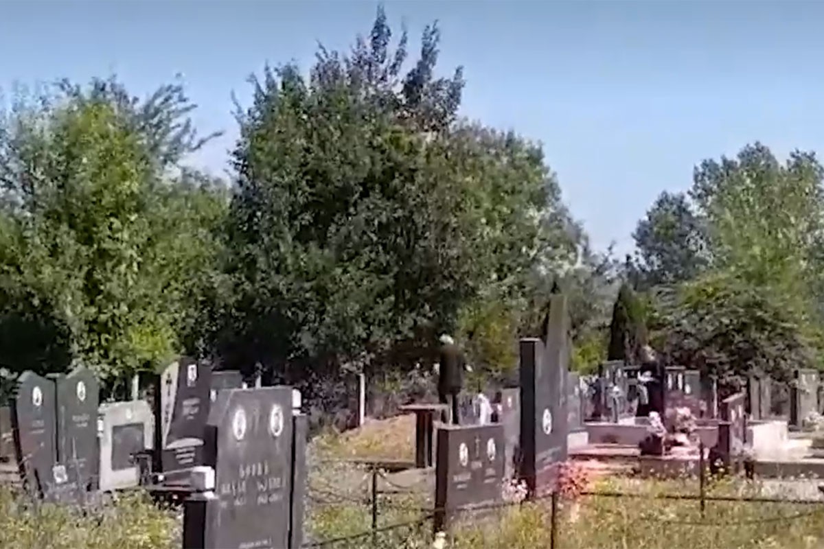 Sahranjen terorista iz Mladenovca: Na grobu krst, rakija i svijeće (VIDEO)