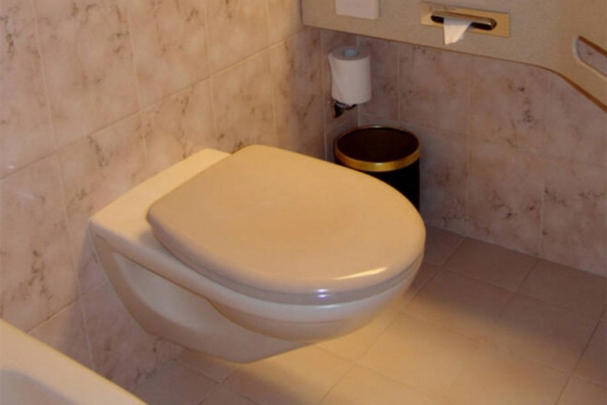Nemojte prekrivati WC šolju papirom, evo i zašto