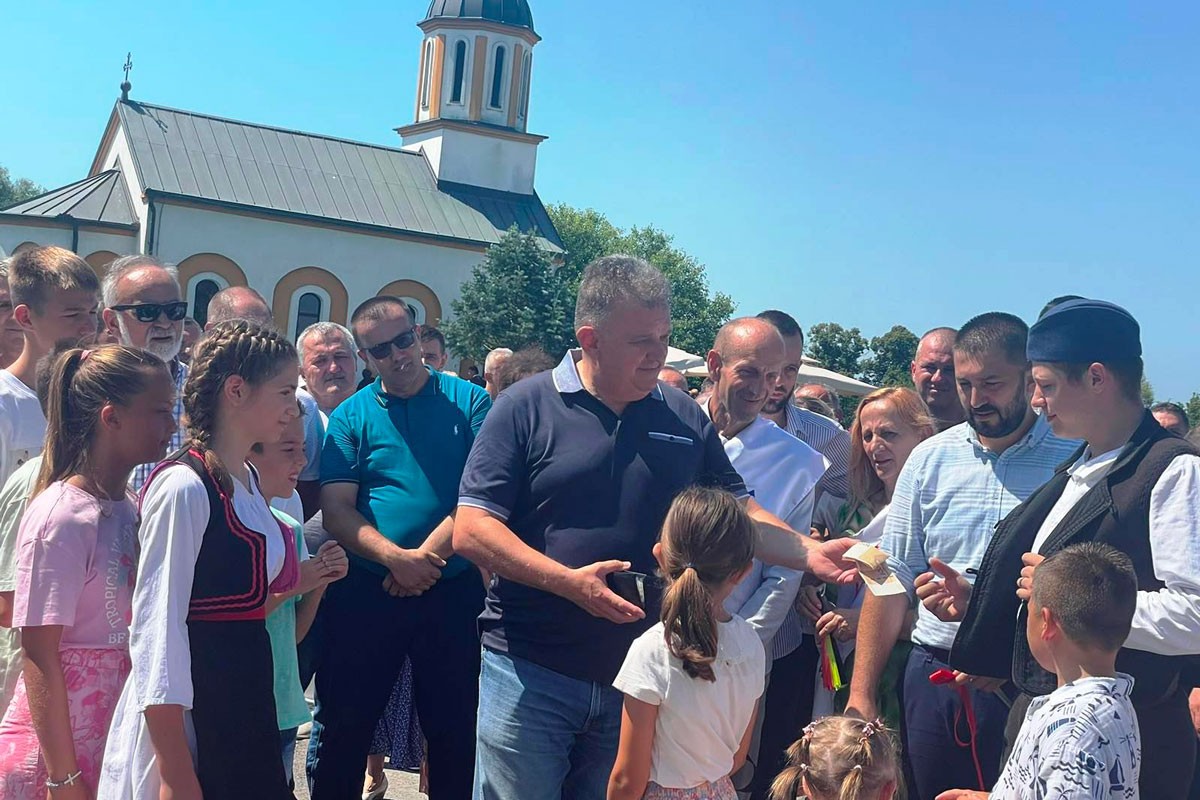 Kozinci kod Gradiške: Asfaltirali put i proslavili Pavlovdan