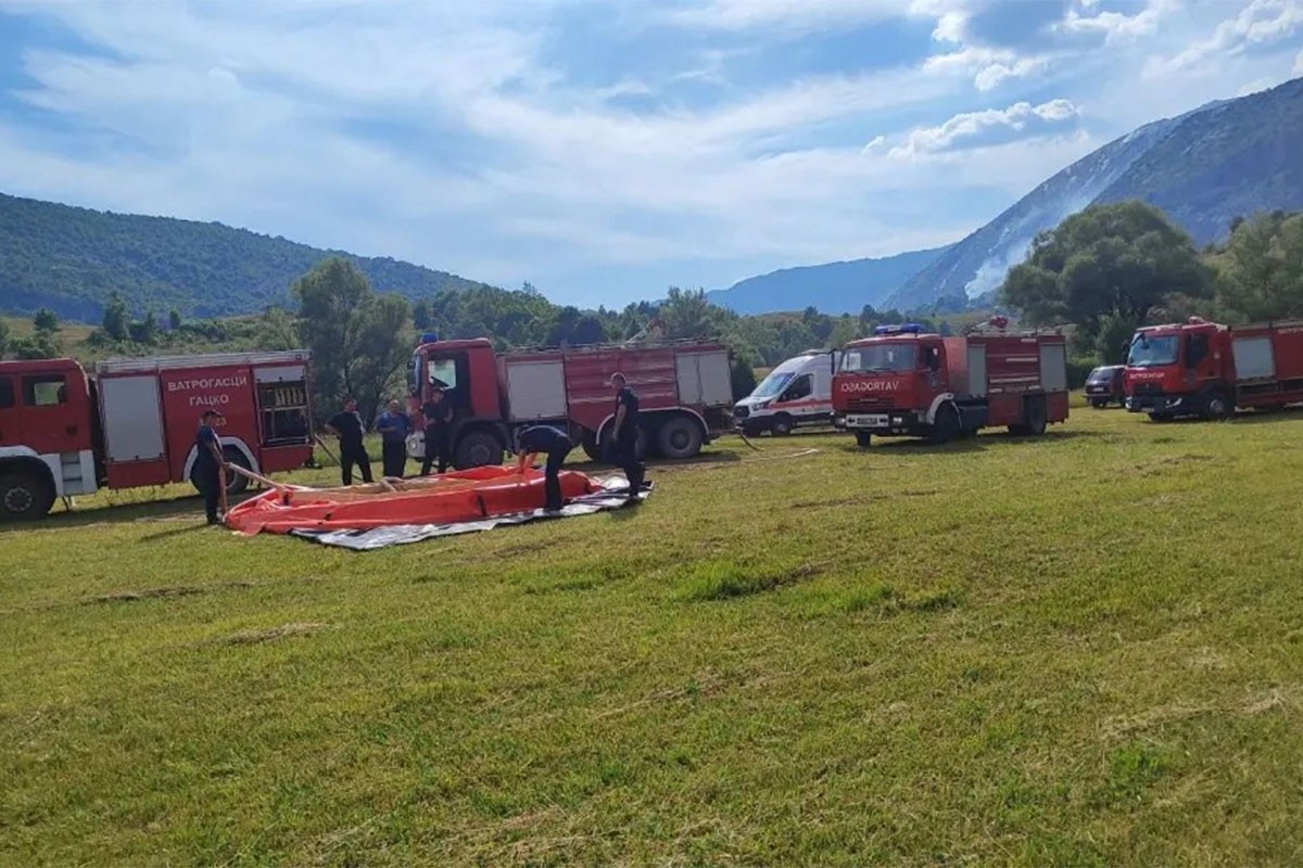 Požar u Gacku: Vatrogasci se bore sa plamenom, helikopter prekinuo dio stihije (VIDEO)