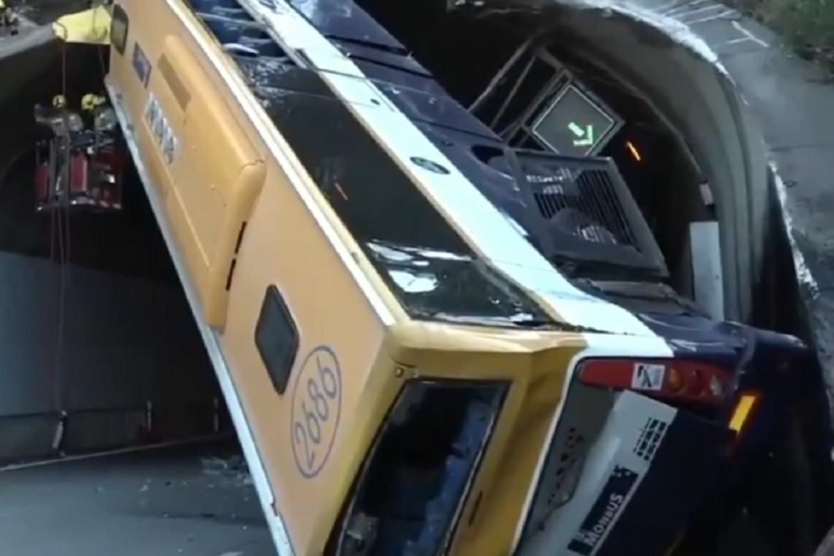 Autobus ostao zaglavljen ispred tunela: Povrijeđeno 45 osoba (VIDEO)