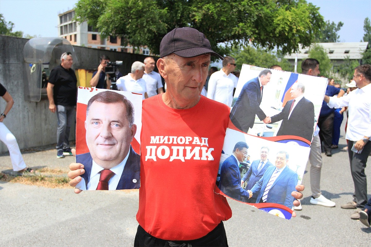 Podrška Dodiku i Lukiću ispred Suda BiH