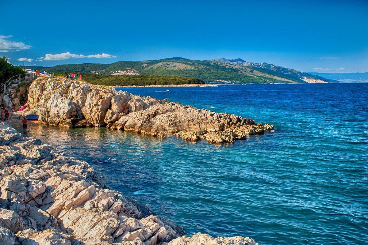 Haos na hrvatskoj plaži: Urlao, prijetio nožem i ukrao motor pa uletio u more