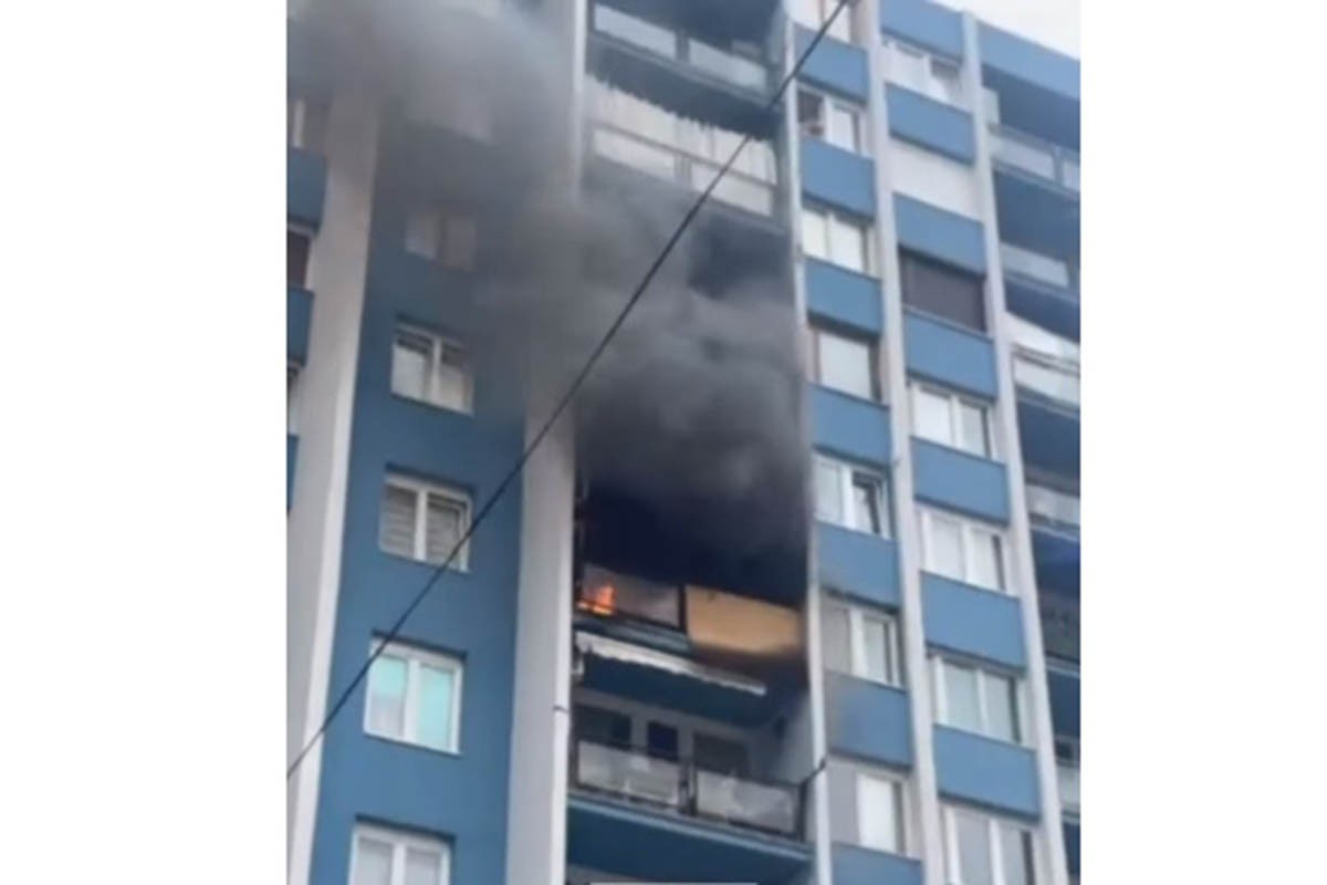 Stan u Goraždu se zapalio zbog upaljenje klime (VIDEO)