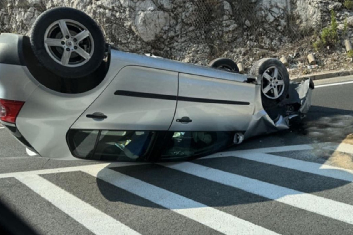 Teška nesreća kod Neuma, automobil završio na krovu