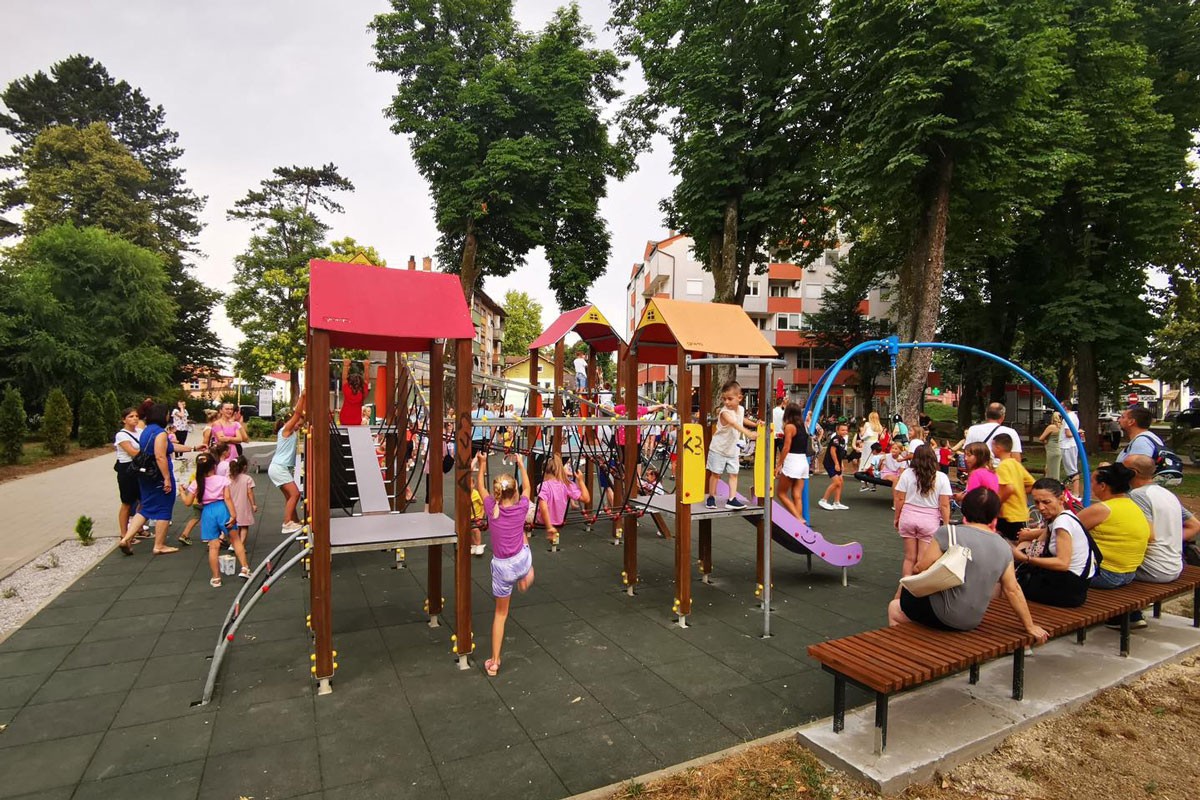 Park u Tesliću dobio prvo inkluzivno igralište