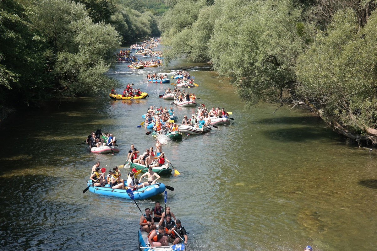 Ključka regata: Više od 600 raftera učestvovalo u karnevalu na vodi