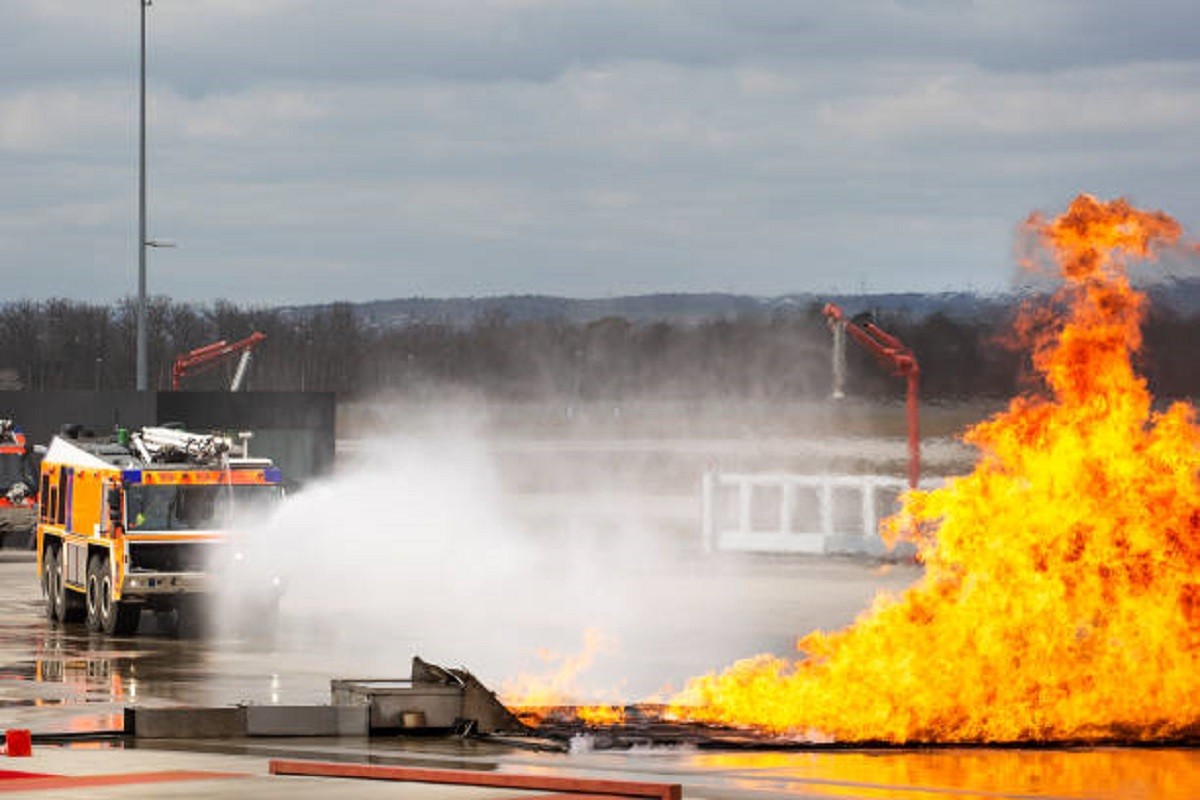 Stravični snimci požara kod aerodroma "Nikola Tesla" (VIDEO)