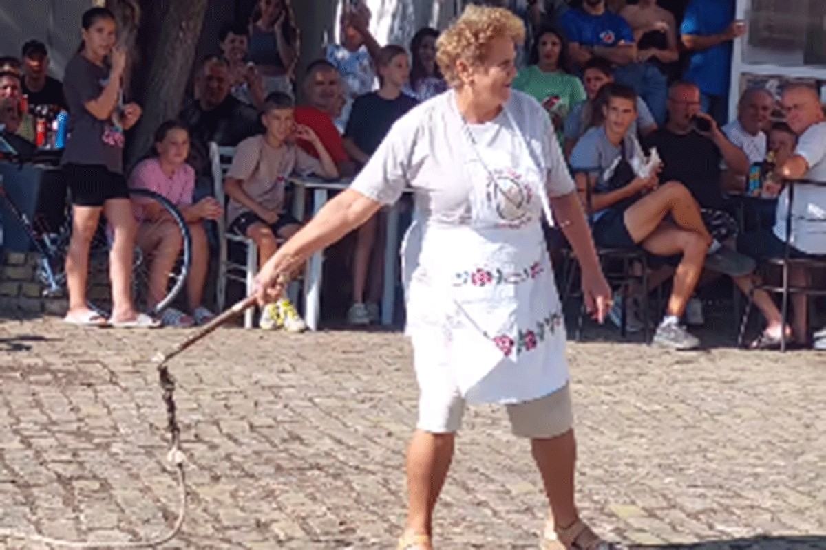 Svi zadrhte kad Kocana uzme bič: "Ajde reci ovoj baki da nisi gladan" (VIDEO)