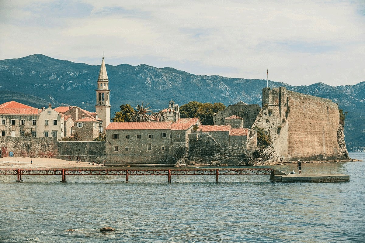 Srbin krao po plažama u Budvi, pao u policijskoj zasjedi