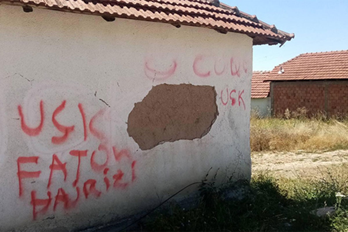 Na srpskoj kući kod Vučitrna ispisani grafiti "UČK" i ime ubice srpskog policajca