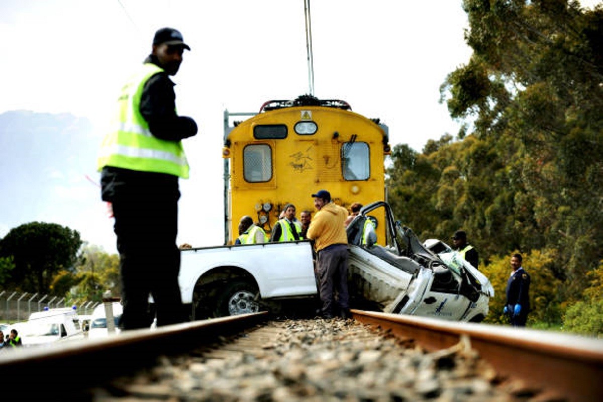 Voz u komšiluku naletio na auto, jeziva slika sa lica mjesta (FOTO)