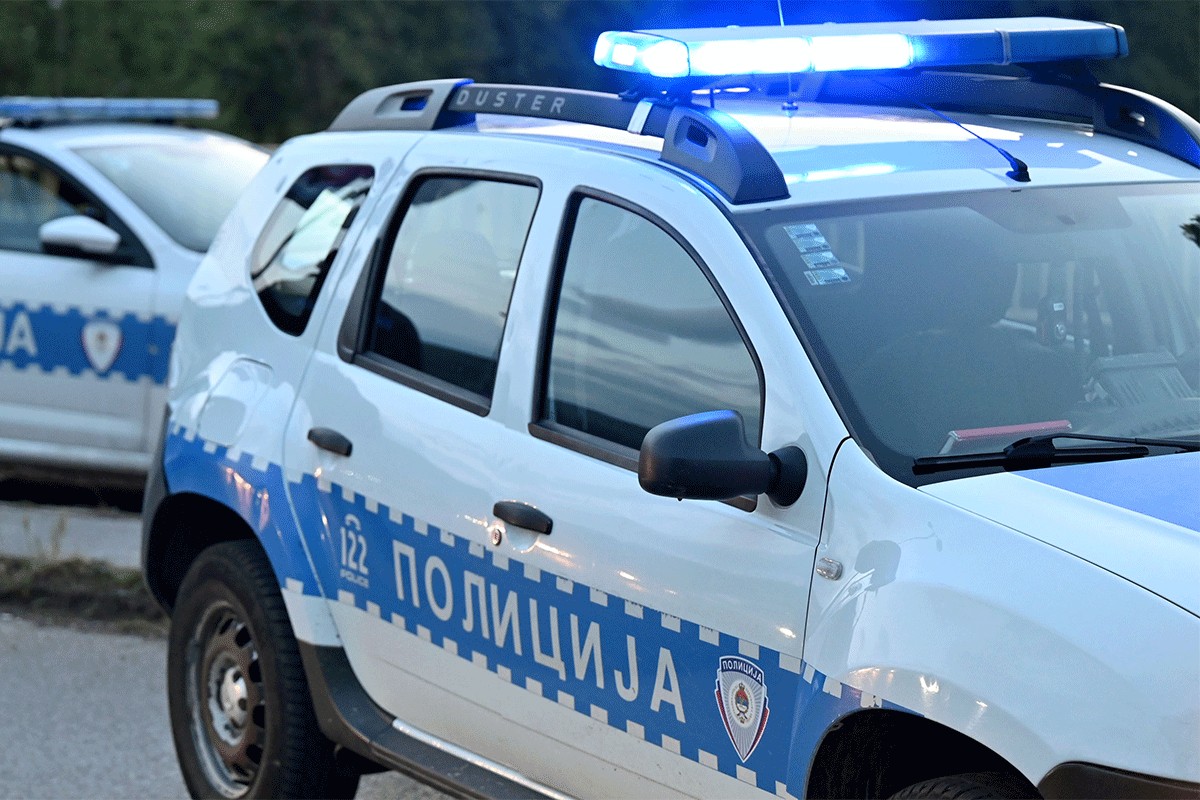 U napadu povrijeđen policajac, uhapšen trojac
