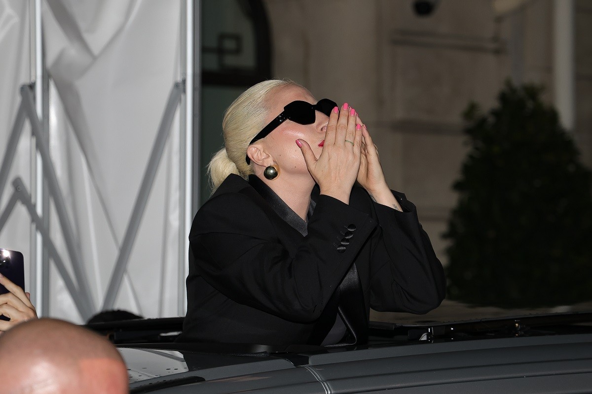 Lady Gaga predstavila novi album ispred hotela u Parizu (VIDEO)