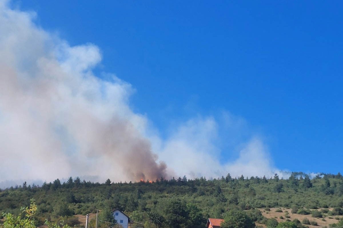 Dramatično u Drvaru: Vatra sve bliže kućama u selu Poljice (FOTO)