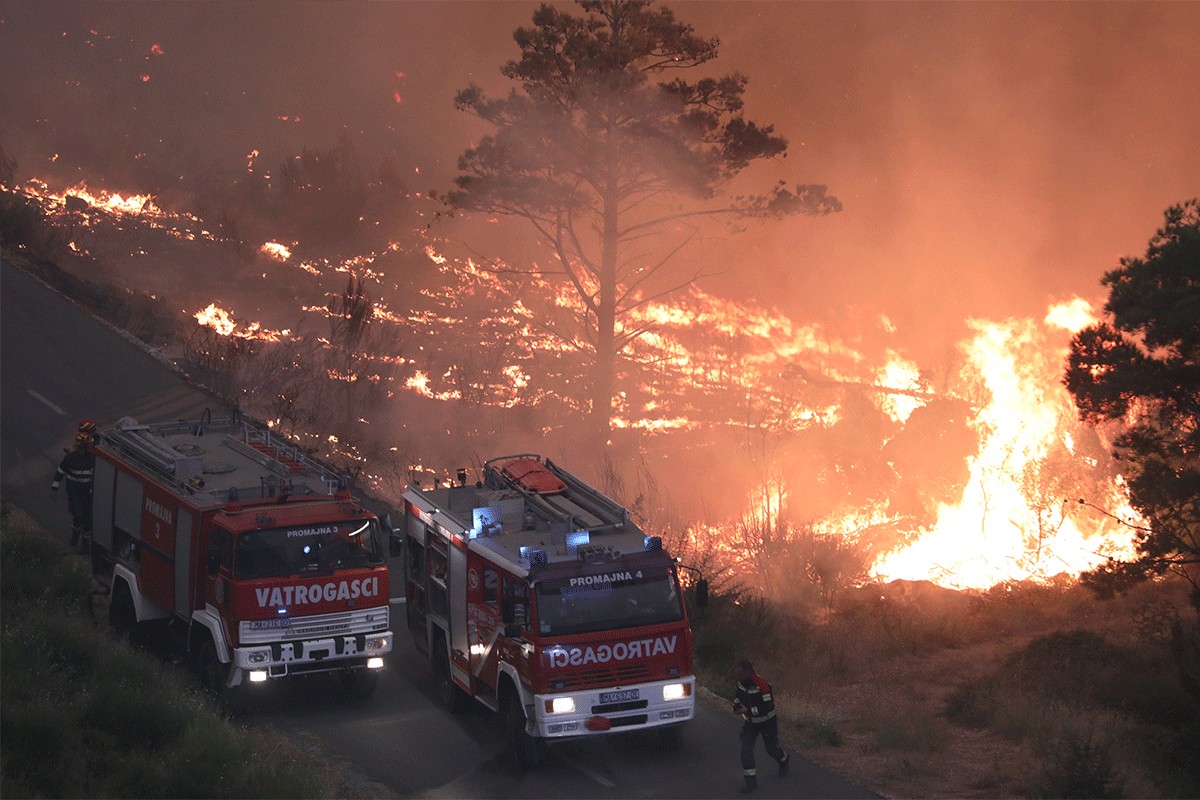Dramatično u Hrvatskoj: Vatra se širi prema Nacionalnom parku Krka, zahvatila kuće (FOTO, VIDEO)