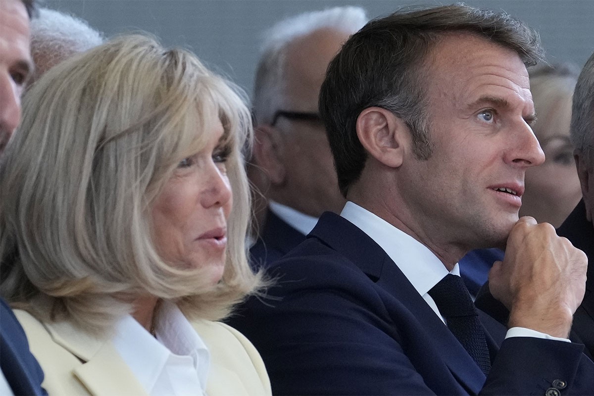 Internet bruji o poljupcu Makrona i francuske ministrice (FOTO)