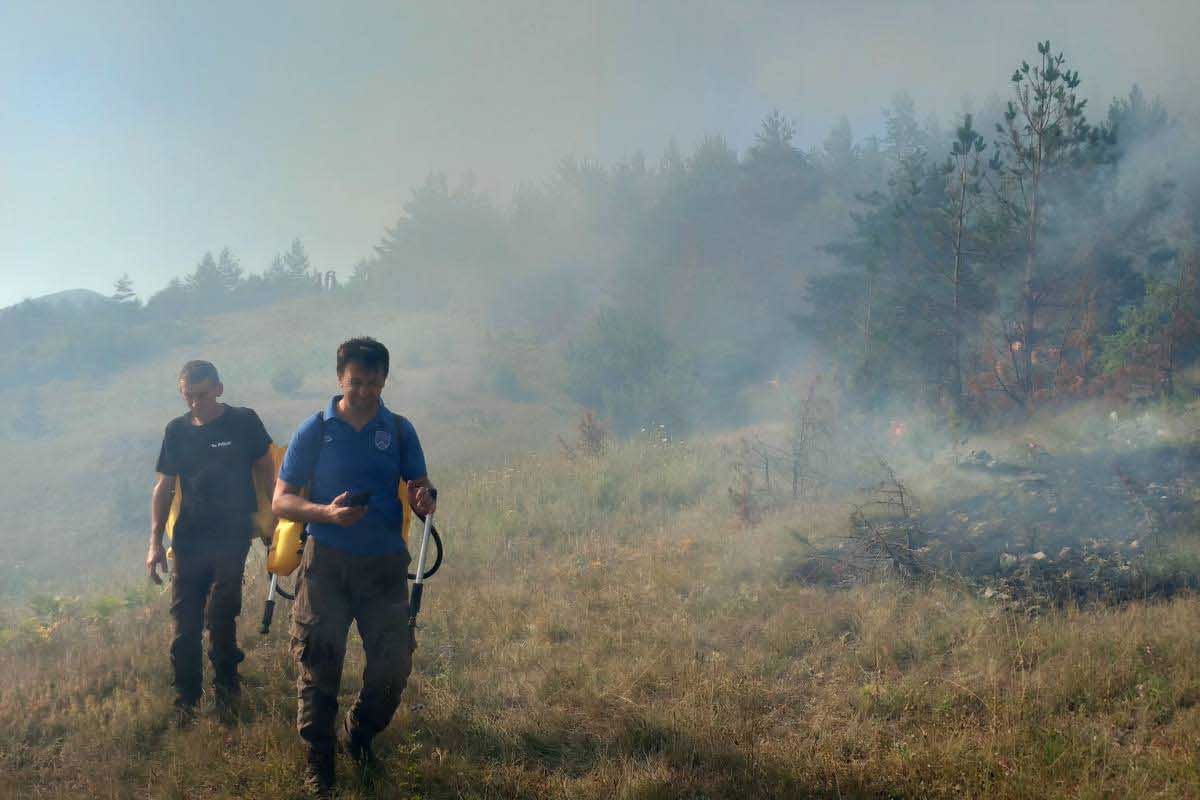 Vatra sve bliže kućama u drvarskom selu