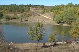 Izvor koji ne presušuje napaja vodom jezero neobičnog naziva