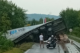 Prevrnuo se šleper u Doboju