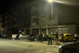 Burna noć u Doboju: Pijani vozač polupao osam vozila i četiri izloga ...
