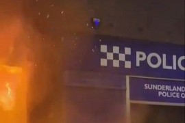 Rulja u Engleskoj krenula na džamiju, zapalila policijsku stanicu ...