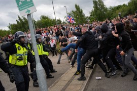 Britanija na korak do totalnog haosa: Protesti protiv migranata sve ...