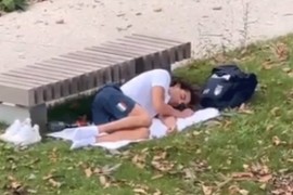 Snimak podigao prašinu: Olimpijski šampion spavao pored klupe, sada ...