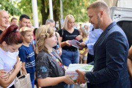 4.229 kompleta očuvanih udžbenika iz Banjaluke stiglo u 22 lokalne ...