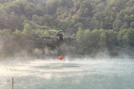 Požar na Tjentištu stavljen pod kontrolu, helikopteri lete u pomoć ...