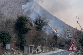 Požar na Podgorju saniran, još gori u nepristupačnom dijelu sela ...