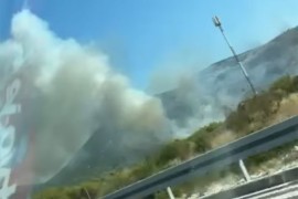 Nevjerovatna saobraćajka: Autom udario u kamen, buknuo požar pa ...