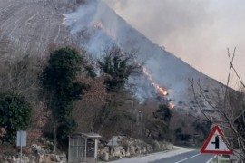 Helikopteri Srpske i Srbije gase požare na području Bileće