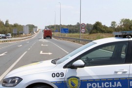 Teška nesreća u BiH: Mercedesom udario u prikolicu traktora ...