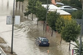 Kiša napravila haos u Banjaluci, ulice pod vodom, izbijeni šahtovi ...