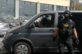 Opsadno stanje ispred Vrhovnog suda: Ubica doveden na ročište (VIDEO)