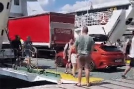 Novi problem na trajektu Jadrolinije: Vozila izlaze na rikverc, rampa ...