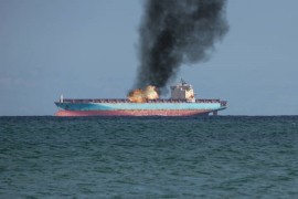 Tanker pun nafte gori i pluta Crvenim morem (VIDEO)