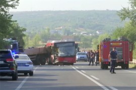 U sudaru autobusa i kamiona najmanje jedna osoba poginula, više od 20 ...