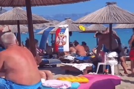 Albanci i Srbi “zaratovali” i peškirima (VIDEO)