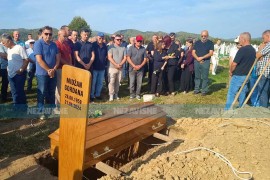 Sanski Most ispratio ubijenu profesoricu: Gordana Midžan sahranjena na ...
