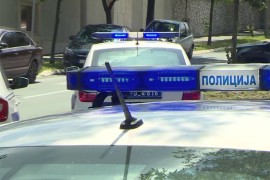 Taksi sletio s puta i udario u banderu, povrijeđena žena