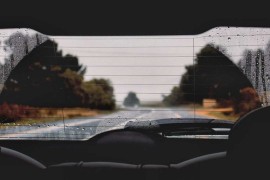Znate li zašto neki automobili imaju linije na zadnjem staklu?