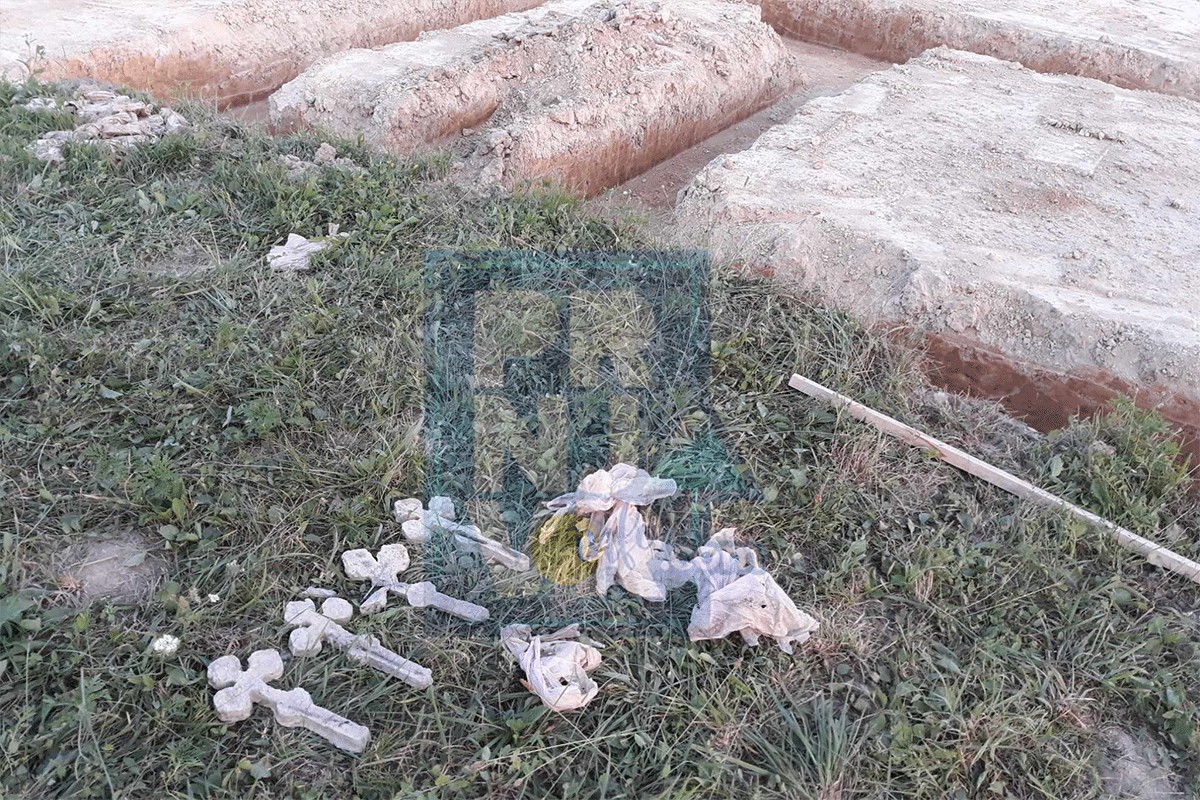 Misterija u Prnjavoru: U dvorištu pronađeni zakopani krstovi (FOTO)