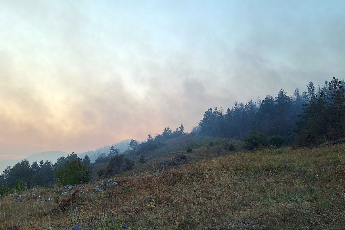 Požar u drvarskom selu aktivan, ali pod kontrolom