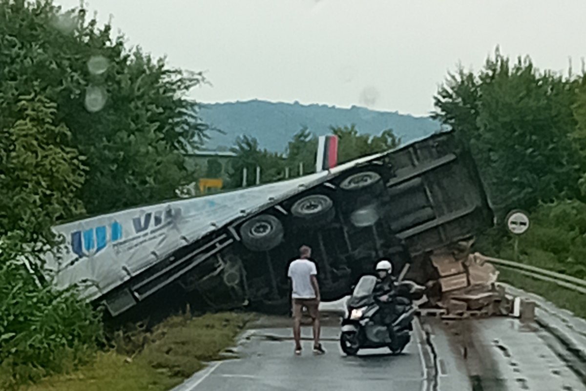Prevrnuo se šleper u Doboju