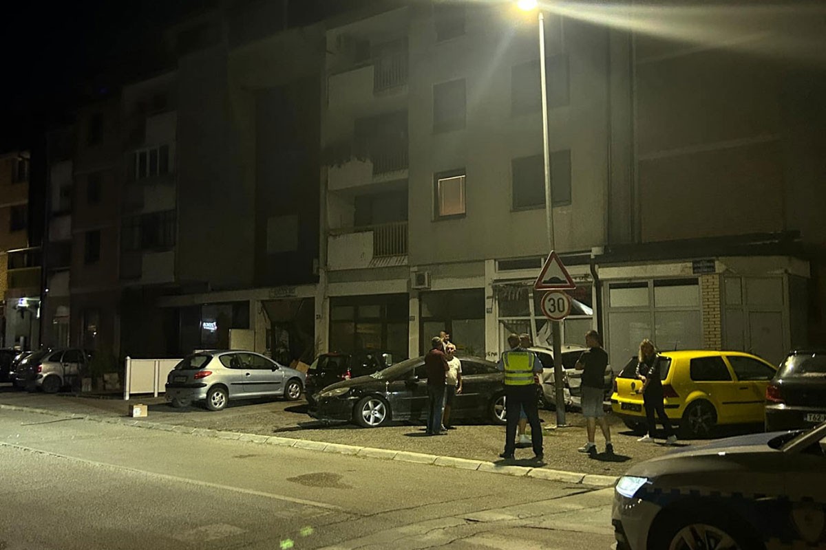 Burna noć u Doboju: Pijani vozač polupao osam vozila i četiri izloga (VIDEO)